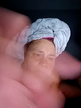 Snapshot of SpnzTnT chatting on 09.16.25 SpnzTnT online show from 09.16.25