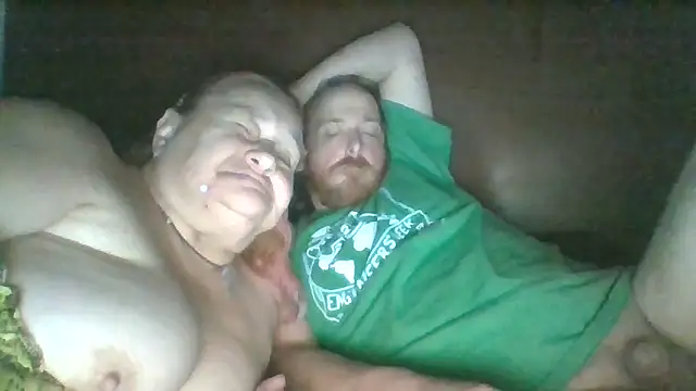 Snapshot of SpnzTnT chatting on 10.09.25 SpnzTnT online show from 10.09.25