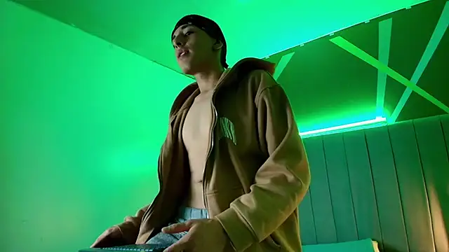 Snapshot of Andrew_Wolff chatting on 10.29.25 Andrew Wolff online show from 10.29.25