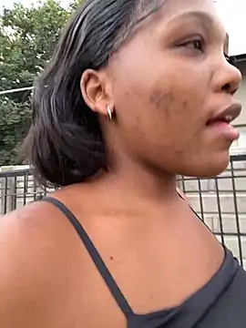 Snapshot of Beyoncex05 chatting on 11.13.25 Beyoncex05 online show from 11.13.25