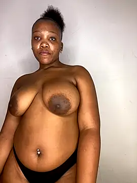 Snapshot of Beyoncex05 chatting on 12.02.25 Beyoncex05 online show from 12.02.25