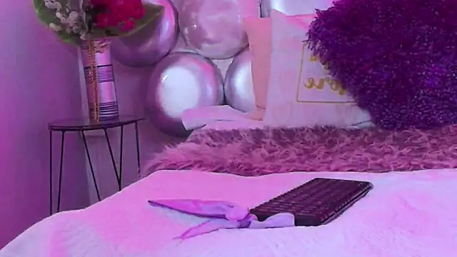 Mia Montess online show from 10.08.25