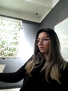 Snapshot of Isabella_Varella chatting on 03.04.25 Isabella Varella online show from 03.04.25