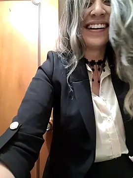 Snapshot of Isabella_Varella chatting on 03.10.25 Isabella Varella online show from 03.10.25