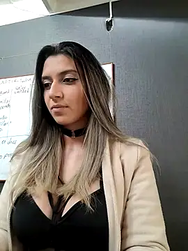 Snapshot of Isabella_Varella chatting on 03.20.25 Isabella Varella online show from 03.20.25