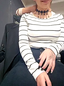 Snapshot of Isabella_Varella chatting on 10.15.25 Isabella Varella online show from 10.15.25