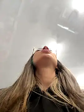 Snapshot of Isabella_Varella chatting on 10.18.25 Isabella Varella online show from 10.18.25