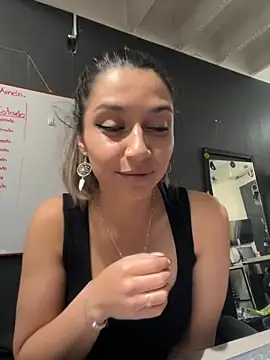 Isabella Varella online show from 11.14.25