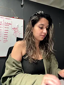 Isabella Varella online show from 11.17.25