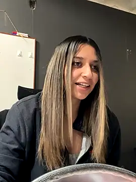 Isabella Varella online show from 11.21.25