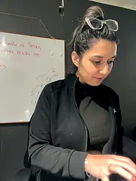 Isabella Varella online show from 12.04.25