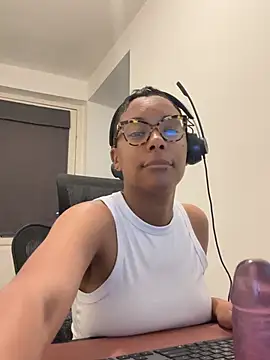 Snapshot of Melia_Rayne chatting on 05.05.26 Melia Rayne online show from 05.05.26