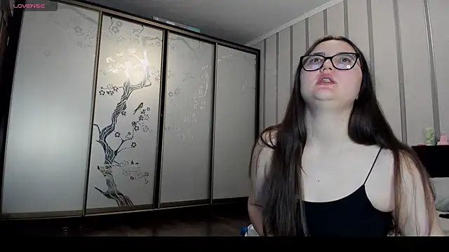 MiraLuccian online show from 03.17.25