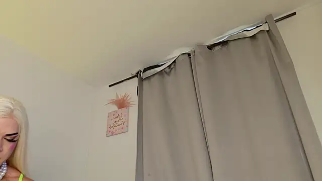 isahilton1 online show from 10.22.25