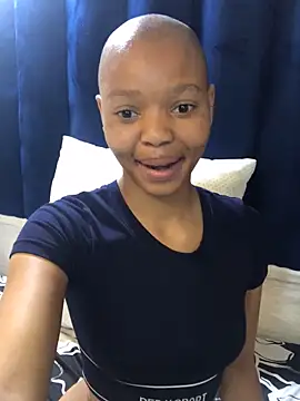 Snapshot of BondiBitch chatting on 10.27.25 BondiBitch online show from 10.27.25