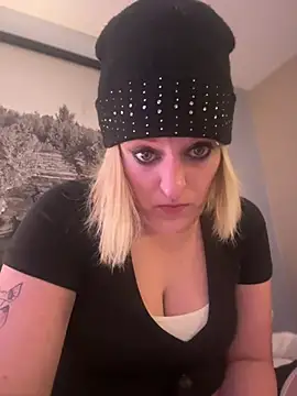 Snapshot of KITTYBOOBOOFUXX chatting on 04.12.26 KITTYBOOBOOFUXX online show from 04.12.26