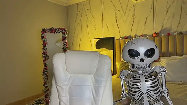  Vikky Moon  online show from 10.28.25