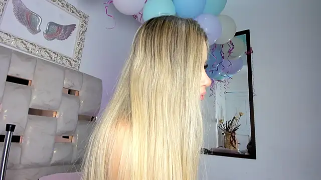 Snapshot of Lola_Blondie chatting on 05.26.26 Lola Blondie online show from 05.26.26