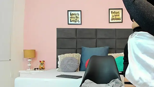 SophiaQueens online show from 10.17.25