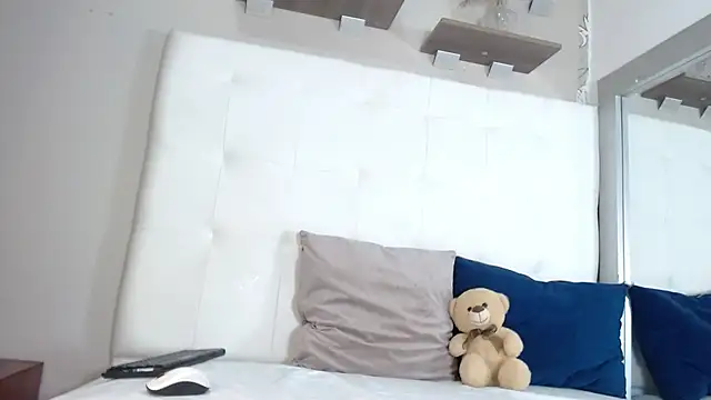 Snapshot of willow_smitt chatting on 11.10.25 willow smitt online show from 11.10.25