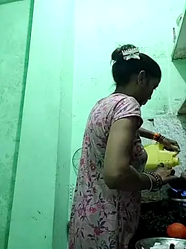 Hotty-Nidhi online show from 09.18.25