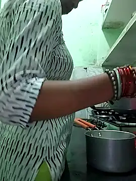 Hotty-Nidhi online show from 10.18.25