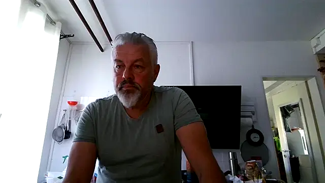 Snapshot of Berg_Boy chatting on 06.14.26 Berg Boy online show from 06.14.26
