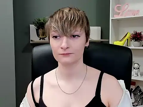 Snapshot of hottieBlair chatting on 10.22.25 hottieBlair online show from 10.22.25