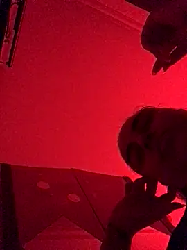 Snapshot of Veramaia chatting on 11.19.25 Veramaia online show from 11.19.25