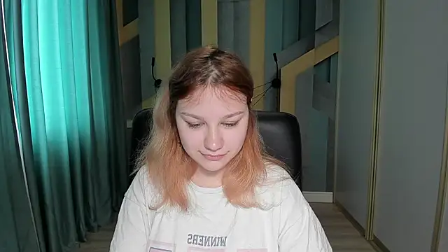 Snapshot of AngelinaLow chatting on 04.30.26 AngelinaLow online show from 04.30.26