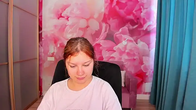 Snapshot of AngelinaLow chatting on 05.17.26 AngelinaLow online show from 05.17.26