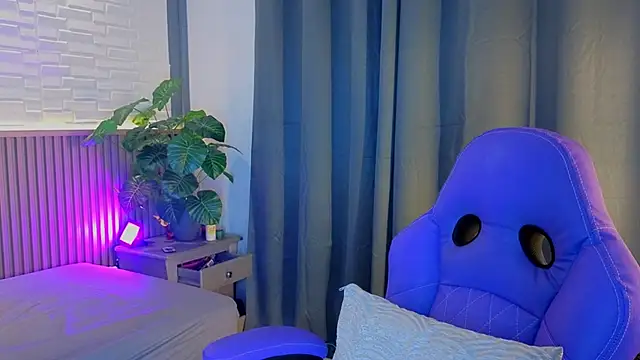 TiffanyWalk online show from 10.10.25