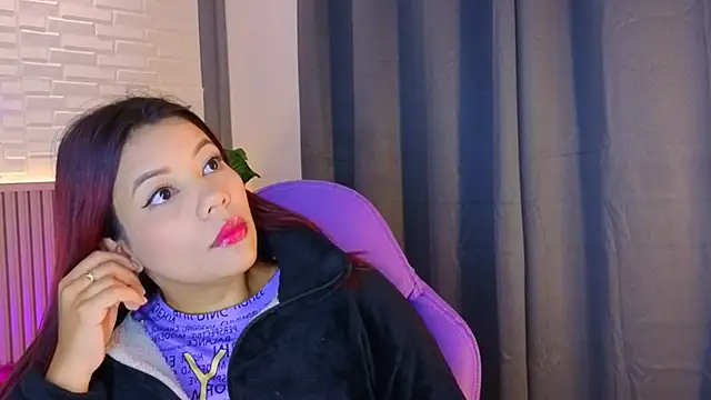 TiffanyWalk online show from 12.04.25