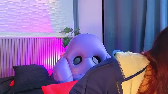 TiffanyWalk online show from 03.04.26