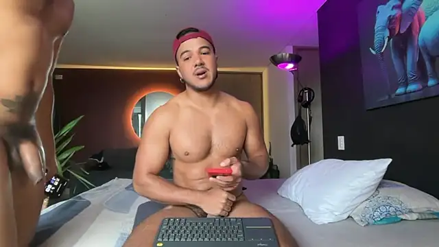 Snapshot of highlatin_guysoficial chatting on 05.29.26 highlatin guysoficial online show from 05.29.26