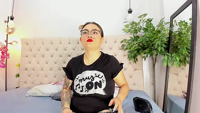 Mia Collivens online show from 09.26.25
