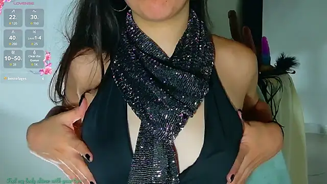 Snapshot of Emmi_Roberts chatting on 11.18.25 Emmi Roberts online show from 11.18.25