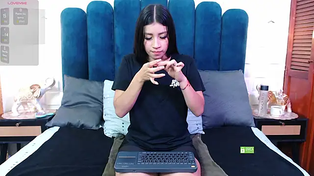 Snapshot of Lili_Opal chatting on 10.16.25 Lili Opal online show from 10.16.25