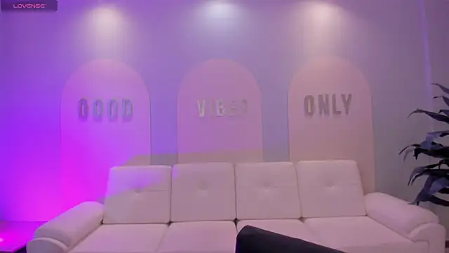 Snapshot of MaiaCollins chatting on 09.25.25 MaiaCollins online show from 09.25.25