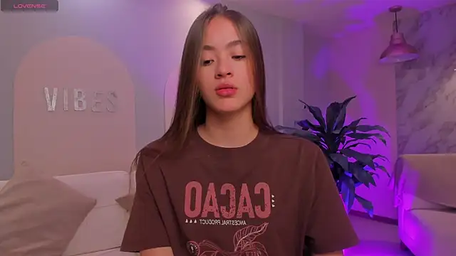 Snapshot of MaiaCollins chatting on 09.30.25 MaiaCollins online show from 09.30.25