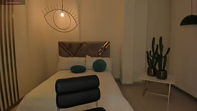 Snapshot of MaiaCollins chatting on 10.19.25 MaiaCollins online show from 10.19.25