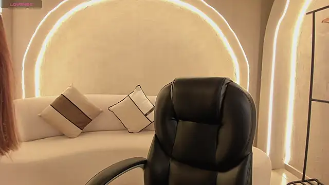 Snapshot of MaiaCollins chatting on 11.17.25 MaiaCollins online show from 11.17.25