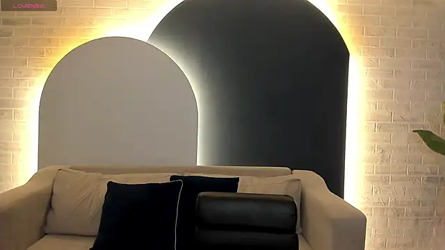 Snapshot of MaiaCollins chatting on 11.23.25 MaiaCollins online show from 11.23.25