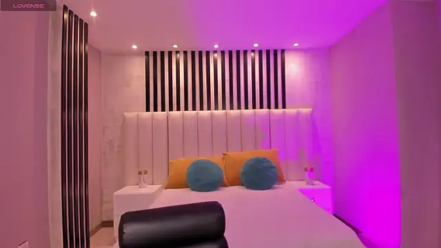 Snapshot of MaiaCollins chatting on 11.26.25 MaiaCollins online show from 11.26.25