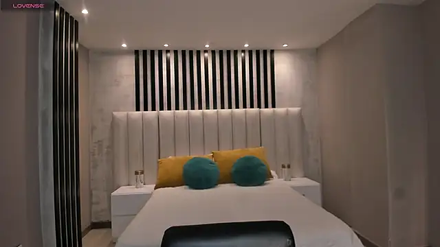 Snapshot of MaiaCollins chatting on 11.28.25 MaiaCollins online show from 11.28.25