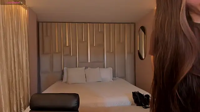 Snapshot of MaiaCollins chatting on 12.04.25 MaiaCollins online show from 12.04.25