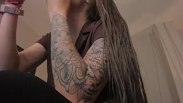 Snapshot of MaiaCollins chatting on 01.12.26 MaiaCollins online show from 01.12.26