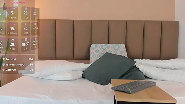 Snapshot of honeygray02 chatting on 09.30.25 honeygray02 online show from 09.30.25