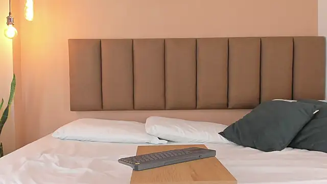 Snapshot of honeygray02 chatting on 10.24.25 honeygray02 online show from 10.24.25