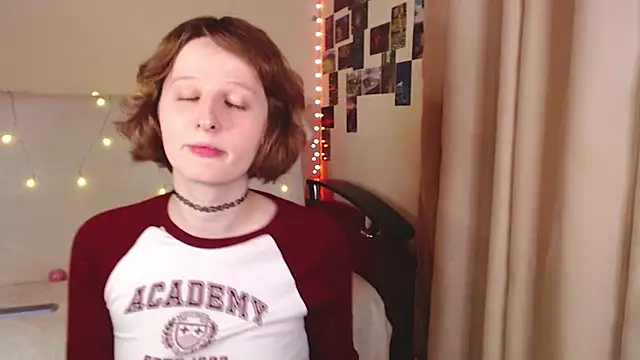 Snapshot of c0ralynx chatting on 10.20.25 c0ralynx online show from 10.20.25